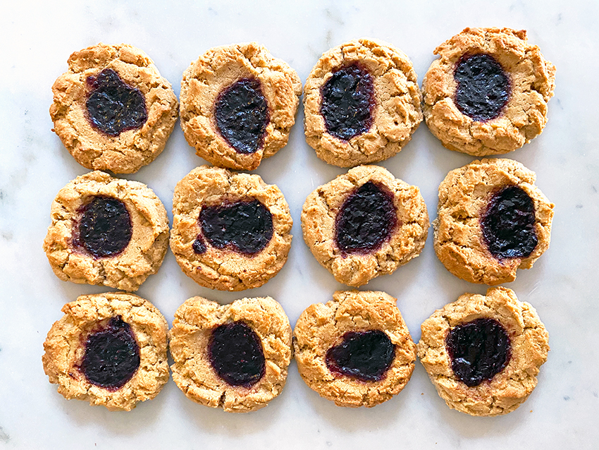 Arašídové máslo a marionberry jam Thumbprint Cookies